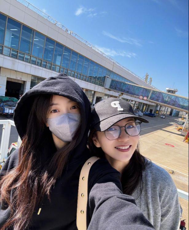 凉逛地摊生没生过孩子差距好大陈好宋茜云南被偶遇两人穿着清(图3)