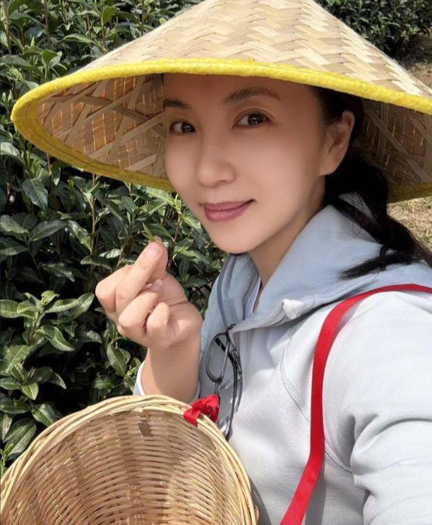 凉逛地摊生没生过孩子差距好大陈好宋茜云南被偶遇两人穿着清(图5)