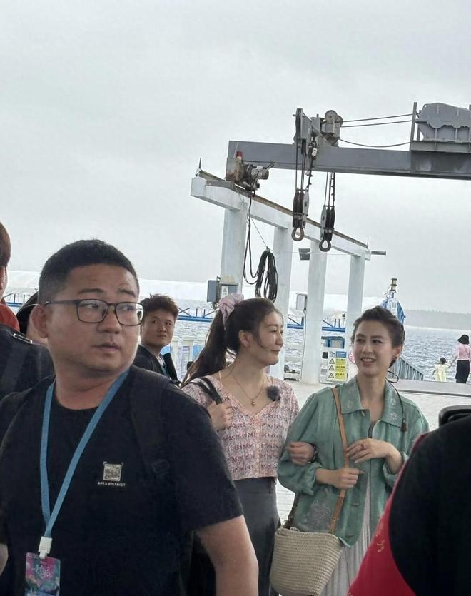 凉逛地摊生没生过孩子差距好大陈好宋茜云南被偶遇两人穿着清(图10)